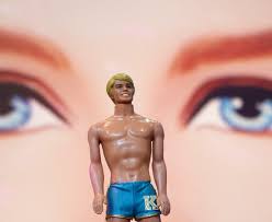 Inizia l’estate, Ken si imbecilizza di più